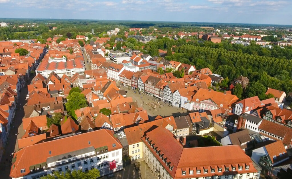 Luftaufnahme der historischen Altstadt von Celle bei Sonnenuntergang. Ihr erfahrenes Reinigungsunternehmen für Celle, Hannover und Winsen.